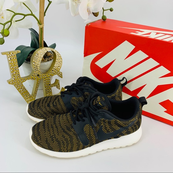 NIKE ROSHERUN SNEAKERS w/ BOX - Picture 5 of 8